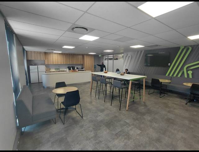 1,332M² OFFICE TO LET IN VORNA VALLEY
